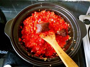 再放入一块黑龙酱