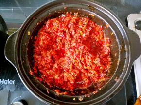 多炒些时间，把酱炒开辣椒炒熟。