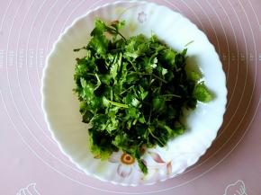 这个时候把香菜段切好，要多一些才好。
