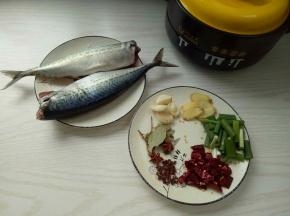 鲅鱼去头清理干净，准备好香料