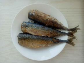 鱼身上抹上一层盐（盐不要太多）热锅凉油煎到鱼皮两面金黄色