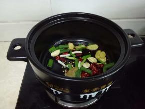 砂锅中放油烧热，加入葱姜蒜，干辣椒，香叶八角炒出香味