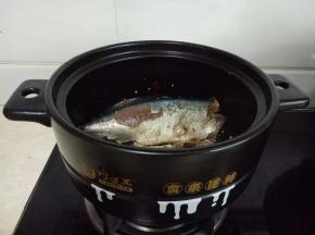 放入煎好的鲅鱼