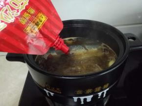 加入适量水烧开，加料酒白糖生抽番茄酱，盖上盖子转中小火炖40分钟关火