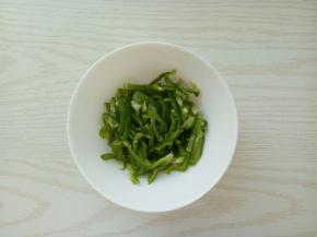 青椒洗净切丝，茄子洗净去皮切条