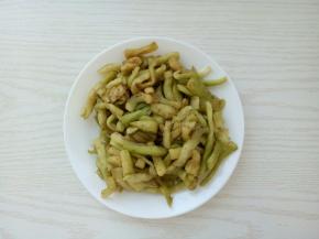 茄子加入适量盐腌制一会儿，用手攥出多余水分备用