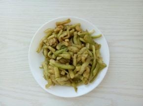 茄子加入适量盐腌制一会儿，用手攥出多余水分备用