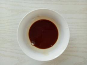 淀粉，老抽，生抽，料酒调匀备用