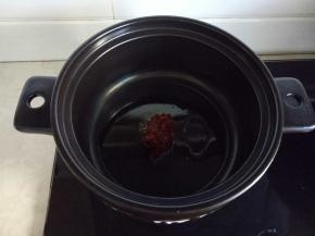 砂锅中放油加郫县豆瓣酱翻炒几下