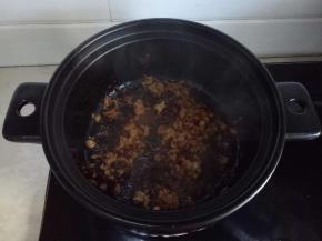 加入猪肉末炒到变色，乘出备用