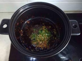 砂锅中再次放油，加葱姜五香粉炒出香味