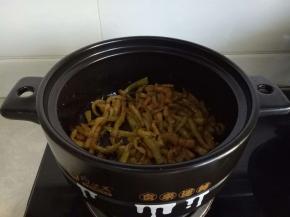 放入茄条炒熟
