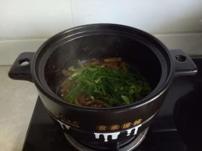 加入青椒丝翻炒均匀