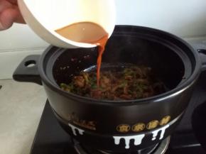 倒入调好的调料汁翻炒均匀，出锅前撒上适量蒜末更好吃