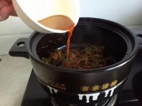 倒入调好的调料汁翻炒均匀，出锅前撒上适量蒜末更好吃