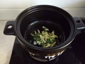 砂锅放油，烧热以后加入葱姜蒜炒出香味