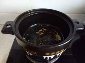 倒入豆瓣酱炒出香味