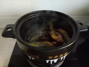 倒入嘎牙子翻炒浑身沾满酱料