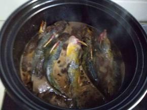 倒入适量水大火烧开（没过鱼身一半的量即可）