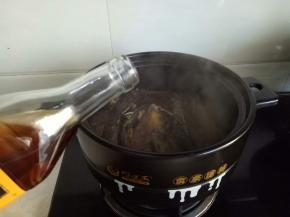 倒入料酒和糖、胡椒粉