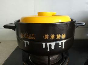 盖上盖子转中火炖15分钟左右大火收汁，出锅前撒上香菜即可