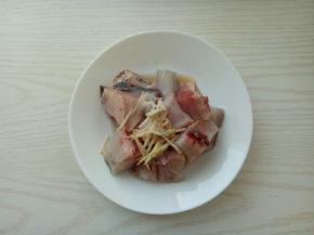 先把鱼肉对半切成，再切成大小均匀的小段，加入姜丝盐料酒腌制20分钟以上