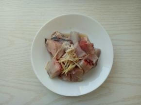 先把鱼肉对半切成，再切成大小均匀的小段，加入姜丝盐料酒腌制20分钟以上