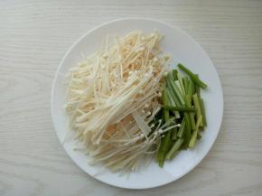 金针菇清洗干净；芹菜摘掉叶子，清洗干净切段