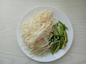 金针菇清洗干净；芹菜摘掉叶子，清洗干净切段