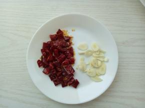 干辣椒剪成段，蒜切片；鱼肉去掉姜丝与多余的料酒
