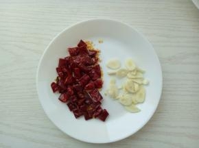 干辣椒剪成段，蒜切片；鱼肉去掉姜丝与多余的料酒