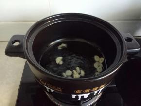 砂锅中放油烧热，放入蒜片