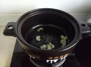 砂锅中放油烧热，放入蒜片
