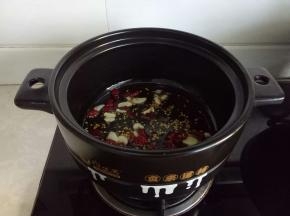 加入干辣椒炒出香味