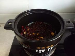 加入郫县豆瓣酱，豆豉炒出红油