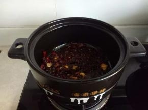 加入郫县豆瓣酱，豆豉炒出红油