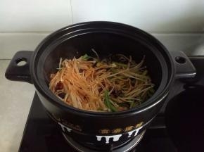 放入金针菇和芹菜