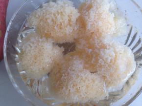 雪耳提前两个小时浸泡，去掉根部杂质