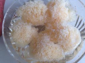 雪耳提前两个小时浸泡，去掉根部杂质