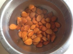 南北杏用水浸泡1个小时，去外皮备用。木瓜去皮去籽切块，番薯去皮切块