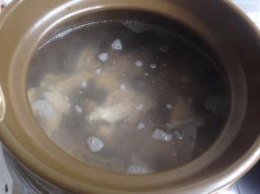 瓦锅里装入水，扇骨