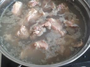 锅里的水烧开后，放入扇骨，焯水捞起