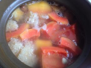 放入木瓜、无花果、姜片