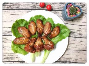 将烤好的鸡翅装盘，上面再撒些芝麻更好哦