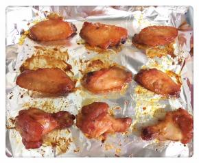 将鸡翅从冰箱取出放入烤盘，鸡翅两面刷上蜂蜜，烤盘上最好铺上铝箔，防止烤糊。烤箱温度设置200度，烤15分钟取出将鸡翅翻面涂少许蜂蜜，再次放入烤箱烤15分钟，一共烤30分钟左右就可以了。