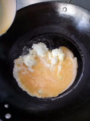 首先，先把面煮7.8分熟后捞出来备用。此房子忽略这一步骤。油热了之后把鸡蛋放在锅里面炒一下，不要炒太老，然后捞出来待用。