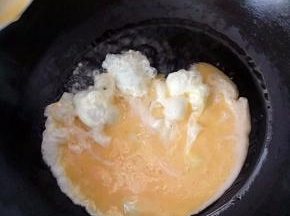 首先，先把面煮7.8分熟后捞出来备用。此房子忽略这一步骤。油热了之后把鸡蛋放在锅里面炒一下，不要炒太老，然后捞出来待用。