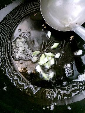 鸡蛋捞出来后，把葱花下入锅中爆香。