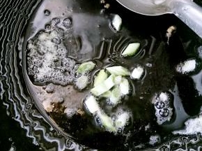 鸡蛋捞出来后，把葱花下入锅中爆香。