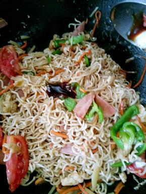 接下来就可以加入自己喜欢的口味的调料进行调味了，速度一定要快。最好用筷子来翻炒，因为面是熟的，用力过大会把面弄断。面不需要炒制时间太长，从面加入到加调料到出锅大概一分钟左右就可以出锅了。